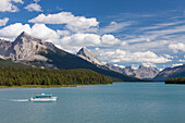 Boot im Maligne Lake, Jasper Nationapark, Alberta, Kanada