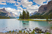 Die beruehmte Insel Spirit Island im Maligne Lake, Jasper Nationapark, Alberta, Kanada