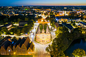 Blick auf das Holstentor und die Altsadt von Lübeck, Hansestadt Luebeck, Schleswig-Holstein, Deutschland