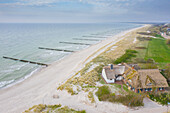 Blick auf den Strand und die Häuser von Ahrenshoop, Mecklenburg-Vorpommern, Deutschland