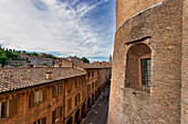 Blick vom Herzogspalast Palazzo Ducale in die Altstadt, Urbino, Pesaro, Marken, Italien, Europa