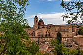 Blick auf Kathedrale Duomo di Santa Maria Assunta und Herzogspalast Palazzo Ducale, Urbino, Pesaro, Marken, Italien, Europa