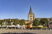  Market square and the church of St. Viktor in Xanten, Lower Rhine, North Rhine-Westphalia, Germany, Europe\n\n 