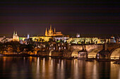 Karlsbrücke bei Nacht, Moldau, Hradschin, Prager Burg, Kleinseite, Prag, Tschechische Republik, Europa