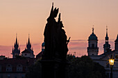 Auf der Karlsbrücke bei Nacht, Moldau, Prag, Tschechische Republik, Europa