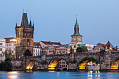 Karlsbrücke nach Sonnenuntergang, Altstädter Brückenturm, Moldau, Prager Altstadt, Prag, Tschechische Republik, Europa