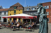 Terrasse des Café Jorden, Badstuegade Straße, Aarhus, Halbinsel Jütland, Dänemark, Nordeuropa