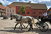 Kutsche am Marktplatz vor Fachwerkhäuser im Dorf Den Gamle By Freilichtmuseum, Aarhus, Halbinsel Jütland, Dänemark, Nordeuropa