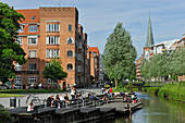 Steg am Aarhus-Flussufer am Rande des Molleparken (Park), Aarhus, Halbinsel Jütland, Dänemark, Nordeuropa