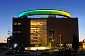 ARoS Aarhus Kunstmuseum mit 'Your rainbow panorama', Skywalk auf dem Dach bei Nacht, Aarhus, Halbinsel Jütland, Dänemark, Nordeuropa