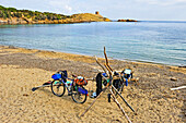 Fahrräder am Strand von Tamarells mit dem Wachturm Torre Es Colomar, Naturpark s'Albufera des Grau, Nordküste, Insel Menorca, Balearen, Spanien, Europa