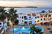 Blick über Tramontana Park Hotel am Strand Platges de Fornells, Platges de Fornells, Badeort, Insel Menorca, Balearen, Spanien, Europa