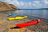 Kajaks in der Bucht Cala Mica in der Nähe von Kap Cavalleria an der Nordküste, Insel Menorca, Balearen, Spanien, Europa