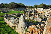 Südlicher Teil der Ausgrabungsstätte Torre d'en Galmes, Talayotische Stätte, bei Alaior, Insel Menorca, Balearen, Spanien, Europa