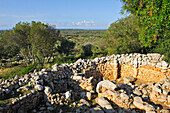 Südlicher Teil der Ausgrabungsstätte Torre d'en Galmes, Talayotische Stätte, bei Alaior, Insel Menorca, Balearen, Spanien, Europa