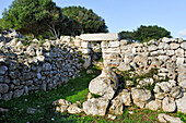 Südlicher Teil der Ausgrabungsstätte Torre d'en Galmes, Talayotische Stätte, bei Alaior, Insel Menorca, Balearen, Spanien, Europa