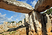 Südlicher Teil der Ausgrabungsstätte Torre d'en Galmes, Talayotische Stätte, bei Alaior, Insel Menorca, Balearen, Spanien, Europa