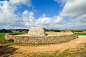 Grabanlage Naveta des Tudons, megalithisches Kammergrab Ciutadella, Insel Menorca, Balearen, Spanien, Europa