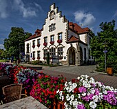 Rathaus in Hessisch Lichtenau am Frau-Holle-Rundweg, Straßen-Restaurant im Vordergrund, Deutsche Märchenstraße, Hessen, Deutschland