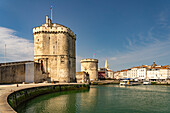 Hafeneinfahrt zum alten Hafen Vieux Port mit den mittelalterlichen Türmen Tour St.-Nicolas, Tour de la Lanterne und Tour de la Chaine, La Rochelle, Frankreich, Europa