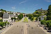 Rosenkranz-Platz und Festung Château fort de Lourdes im Marienwallfahrtsort Lourdes, Pyrenäen, Frankreich, Europa