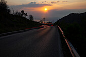 Blick auf die Vesuv-Straße mit Lichtspur eines fahrenden Autos, Kampanien, Italien, Europa