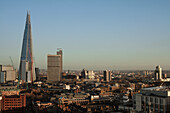 Panoramablick auf die Skyline von London von einem hohen Aussichtspunkt, England, Europa