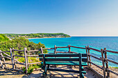 Malerische Aussicht auf das azurblaue Meer am Kap Sani, bei Nea Fokea, Gemeinde Kassandra, Chalkidiki, Ägäisches Meer, Griechenland