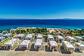 Restaurant am Strand von Afitos, zwischen Nea Fokea und Kallithea, Gemeinde Kassandra, Chalkidiki, Ägäisches Meer, Griechenland