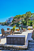 Tisch und Stühle am Strand, Portopetro, Gemeindegebiet  Santanyí, Südostküste, Mallorca, Balearen, Spanien