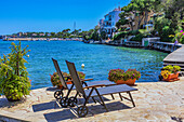 Liegestühle am Strand, Portopetro, Gemeindegebiet  Santanyí, Südostküste, Mallorca, Balearen, Spanien