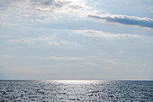 Auf dem Meer mit Wolken am blauen Himmel, bei Batumi, Adscharien, Schwarzes Meer, Georgien, Vorderasien