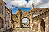 Das Tor Porte Saint Roch in Bonneval, Centre-Val de Loire, Frankreich, Europa