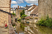 Wassergraben in der Altstadt von Bonneval, Centre-Val de Loire, Frankreich, Europa