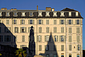 Silhouette der Statue auf dem Kriegsdenkmal Monuments Aux Morts de Pau in Pau, Pyrenäen, Frankreich, Europa