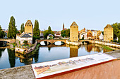 Blick auf Ponts Couverts und la Petite France an der l'Ill von Barrage Vauban in Strasbourg im Département Bas-Rhin in der Region Grand Est im Elsass (Alsace) in Frankreich