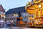 Place Gutenberg mit Denkmal und Bronzestatue von Johannes Gutenberg und Karussell in Strasbourg im Département Bas-Rhin in der Region Grand Est im Elsass (Alsace) in Frankreich