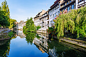 Quai de la Petite France an der l'Ill in Strasbourg im Département Bas-Rhin in der Region Grand Est im Elsass (Alsace) in Frankreich