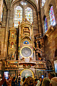 Astronomische Uhr und Touristen in der Cathédrale Notre-Dame (Straßburger Münster) in Strasbourg im Département Bas-Rhin in der Region Grand Est im Elsass (Alsace) in Frankreich