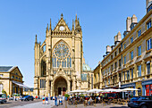 Place Jean-Paul II mit Cafés und Blick auf Marché Couvert und Cathédrale Saint-Étienne (Kathedrale Saint-Etienne) in Metz im Département Moselle in der Region Grand Est in Frankreich