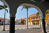 Arkaden am Plaza de la Aduana, Cartagena de Indias, Departamento Bolívar, Karibik, Kolumbien, Südamerika