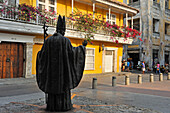 Statue vor dem Haus Casa Pombo, Calle del Arzobispado, Cartagena de Indias, Departamento Bolívar, Karibik, Kolumbien, Südamerika