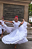 Afro-indigene Tänzerinnen am Platz Plaza Bolivar, Altstadt, Cartagena de Indias, Departamento Bolívar, Karibik, Kolumbien, Südamerika