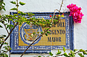 Typische Wandfliesen (azulejos) als Straßenschild, Cartagena de Indias, Departamento Bolívar, Karibik, Kolumbien, Südamerika