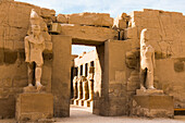 Eingang des Tempels von Ramses III. im Bezirk Amon-Re, Tempelkomplex von Karnak, Luxor, Ägypten, Nordostafrika