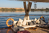 Sitzgruppe am Deck eines Dahabe Bootes, einem Passagierflussboot der Lazuli-Flotte auf dem Nil, Ägypten, Nordostafrika