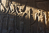 Relief im Tempel von Kom Ombo, den Göttern Sobek und Haroeris gewidmet, bei Assuan, Ägypten, Nordostafrika