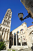 Säulen im Innenhof Peristyl des Diokletianspalastes und Glockenturm St. Domnius, Split, Dalmatien, Kroatien, Südosteuropa