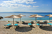 Liegestühle am idyllischen Strand des Radisson Blu Resort, bei Split, Dalmatien, Kroatien, Südosteuropa