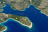 Luftaufnahme der Gegend um Milna, Fjorde an der Westküste Insel Brac, Dalmatien, Kroatien, Südosteuropa